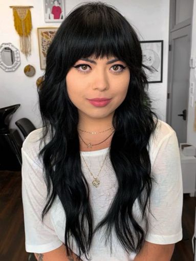 Chica con cabello negro y corte con flequillo corto degrafilado
