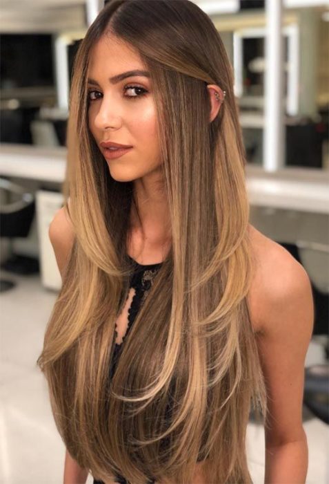 Mujer morena de cabello dorado largo en capas
