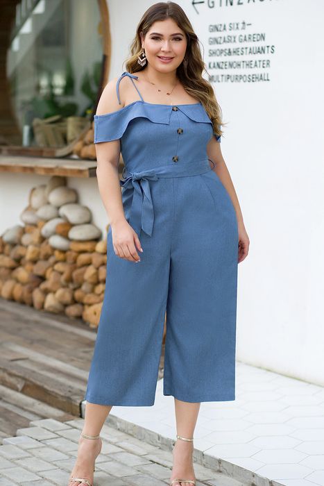 Chica curvy usando jumpsuit color azul de tirantes