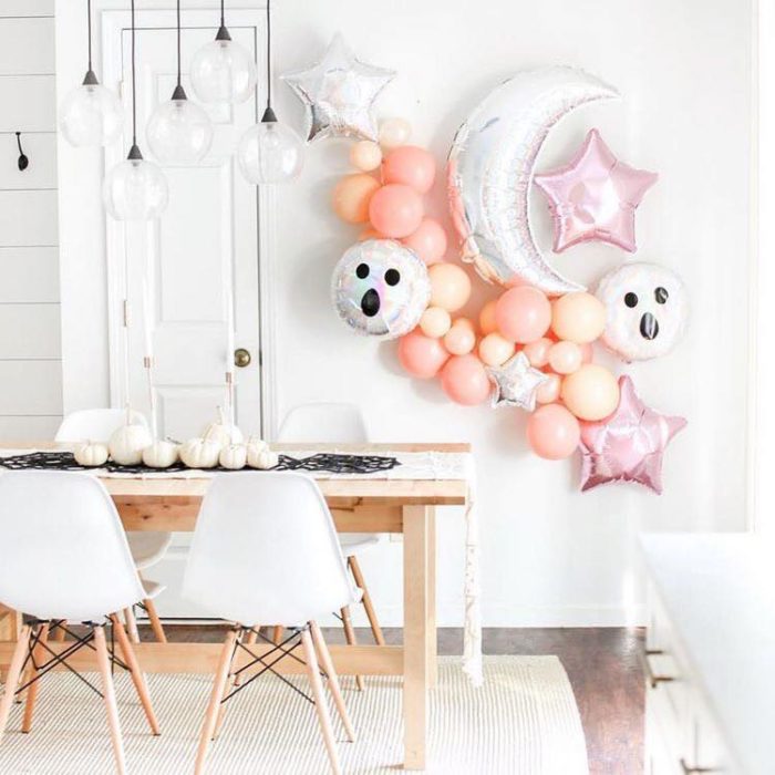 Comedor blanco decorado con globos de helio de fantasmas y luna
