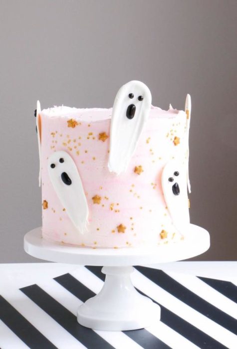 Pastel rosa con fantasmas blancs para Halloween