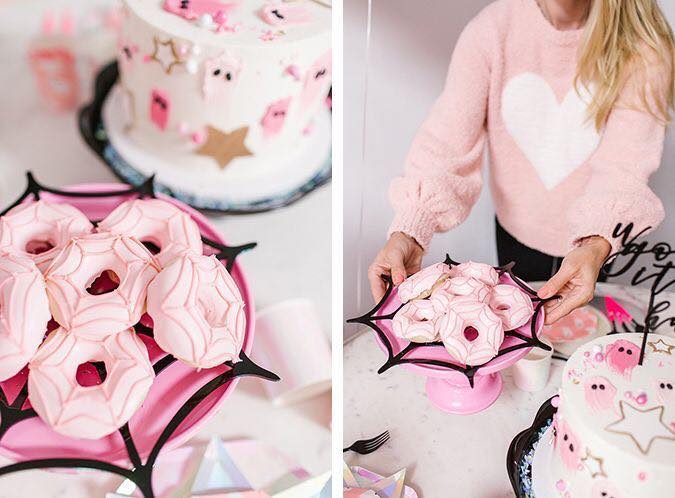 Donas rosas con decoración blanca en forma de telaraña