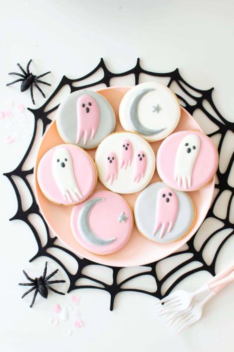 Galletas redondas decoradas con temática de fantasmas
