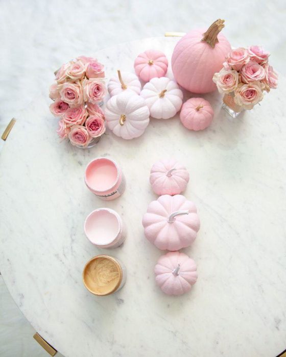 Calabazas decoradas con pintura pastel rosa