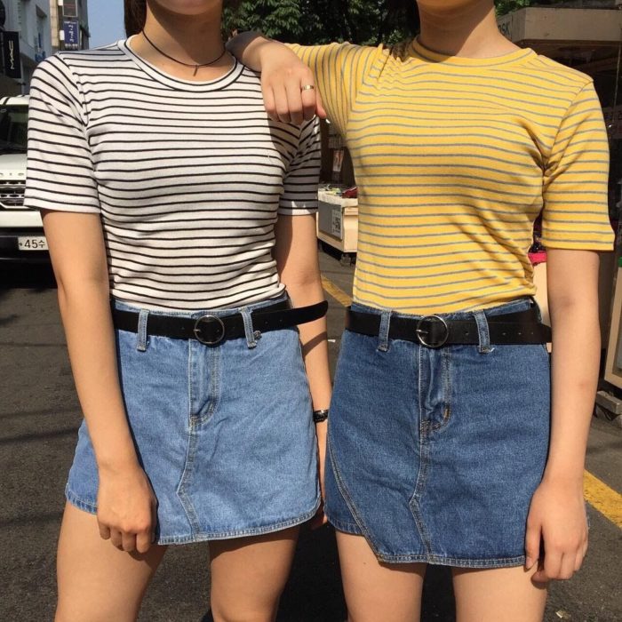Chicas usando minifaldas y camisetas de rayas horizontales