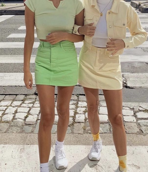 Chicas usando minifaldas y blusas en tonos verde y amarillo pastel