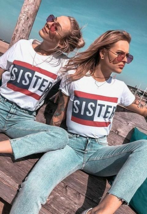 Chicas usando jeans y blusas a juego