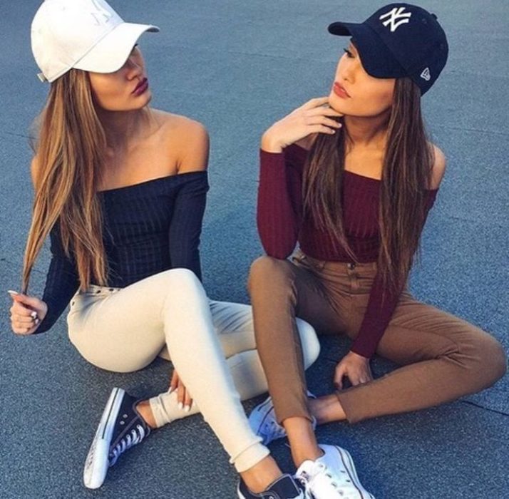Chicas usando outfits similares y gorras