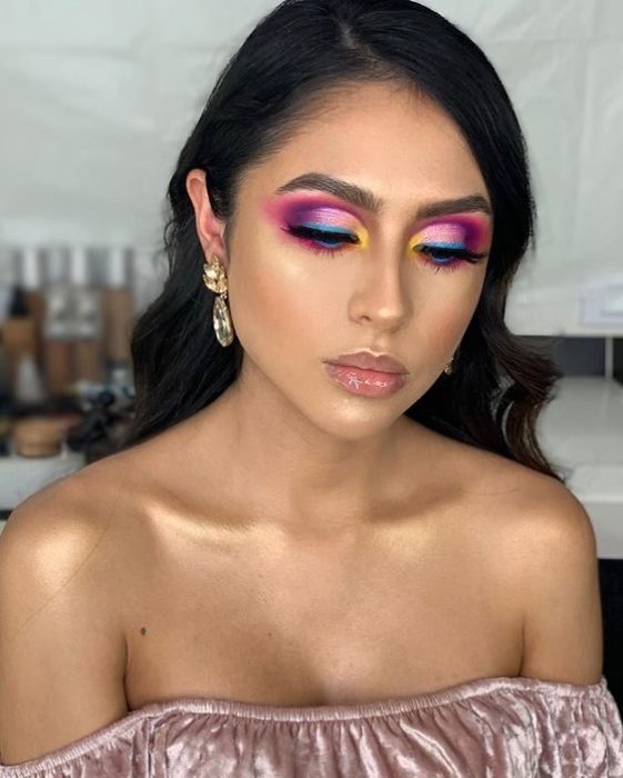 Chica morena clara con maquillaje vibrante