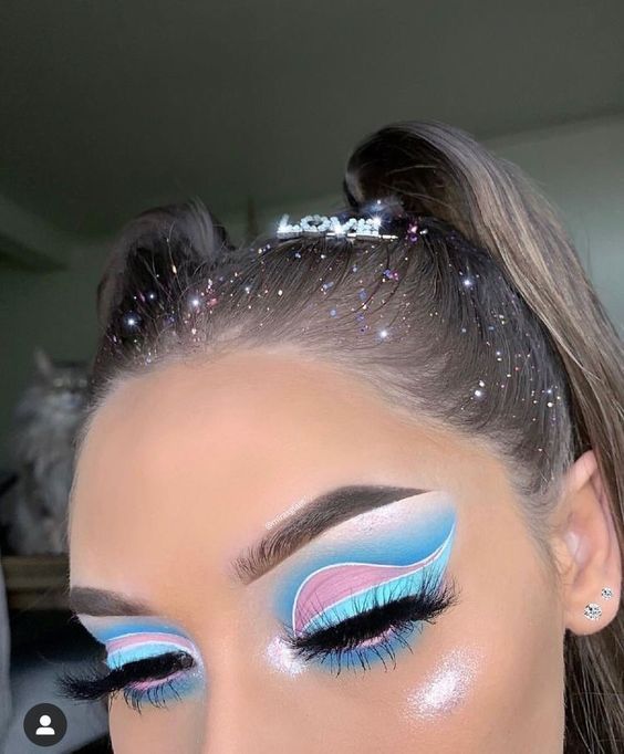Chica rubia con maquillaje azul y blanco