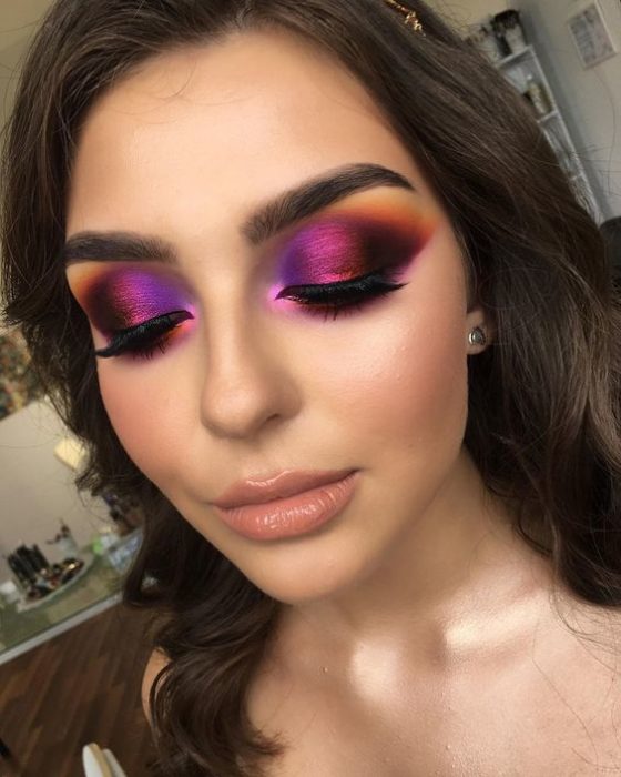 Chica con maquillaje en rosa, rojo y amarillo