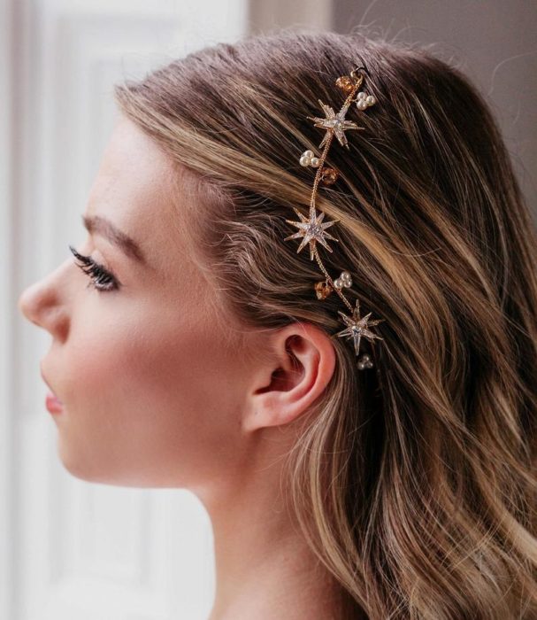 Diadema con estrellas doradas y piedras hermosas