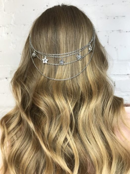 cadena plateada para cabello con forma de estrellas