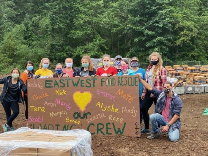 Personas que ayudan como voluntarios en EastWest Food Rescue