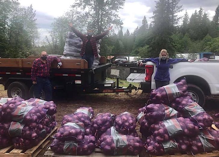 Cebollas empaquetadas por el equipo de EastWest Food Rescue