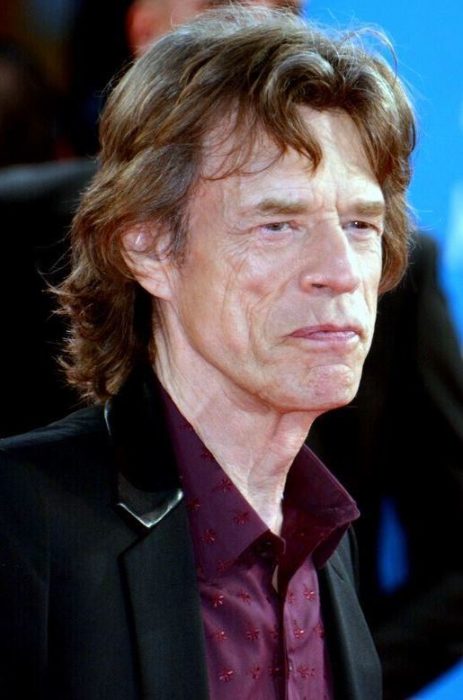 Mick Jagger llevando camisa en color vino