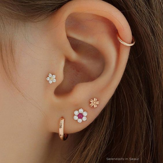 Tragus piercing de flor