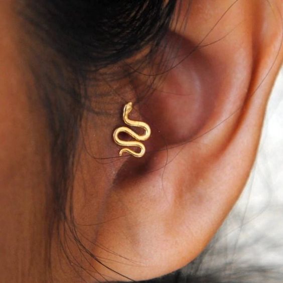 Tragus piercing de serpiente