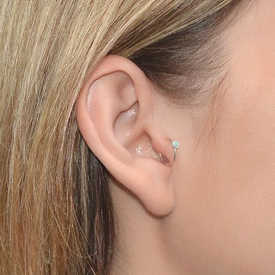 Tragus piercing piedra azul