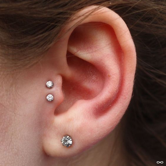 Tragus piercing de dos bolitas