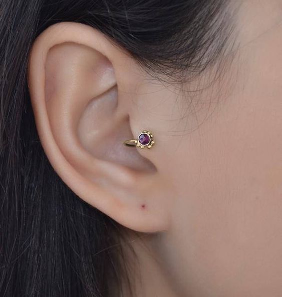 Tragus piercing de flor morada
