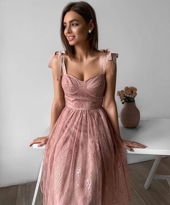 Chica con vestido rosa pastel ampón con tirantes de moños