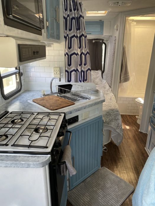 Cocina montada dentro de una van azul