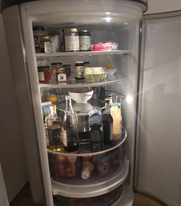 Refrigerador con estantes giratorios