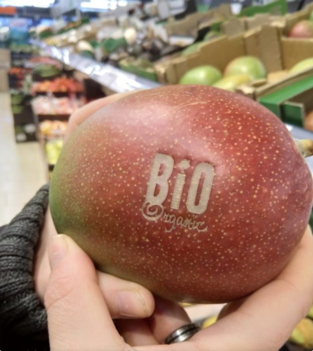 Mango con logo marcado para evitar etiquetas