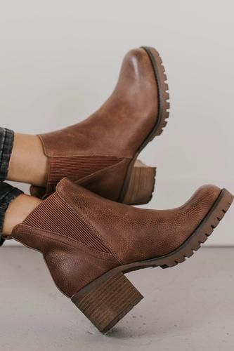 Botas anchas en color café, acabado mate con detalles de elástico