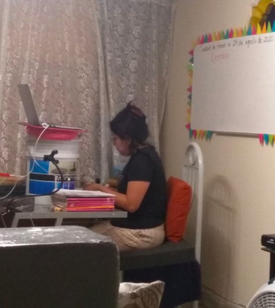 Profesores adaptan su casa para clases virtuales