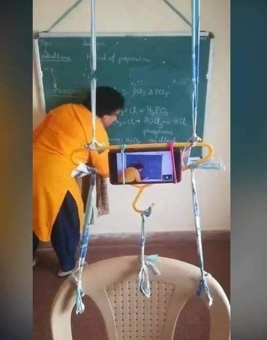 Profesores adaptan su casa para clases virtuales