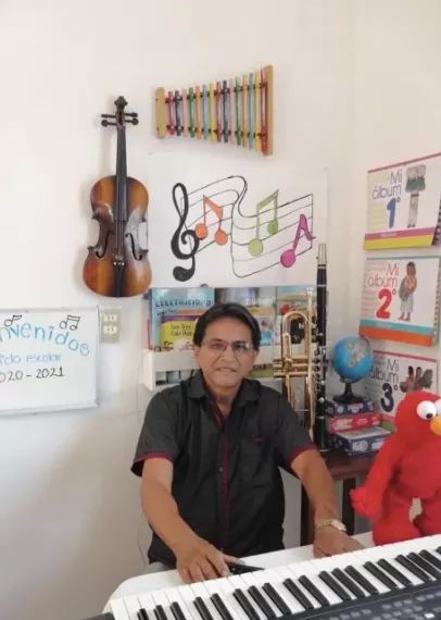 Profesores adaptan su casa para clases virtuales