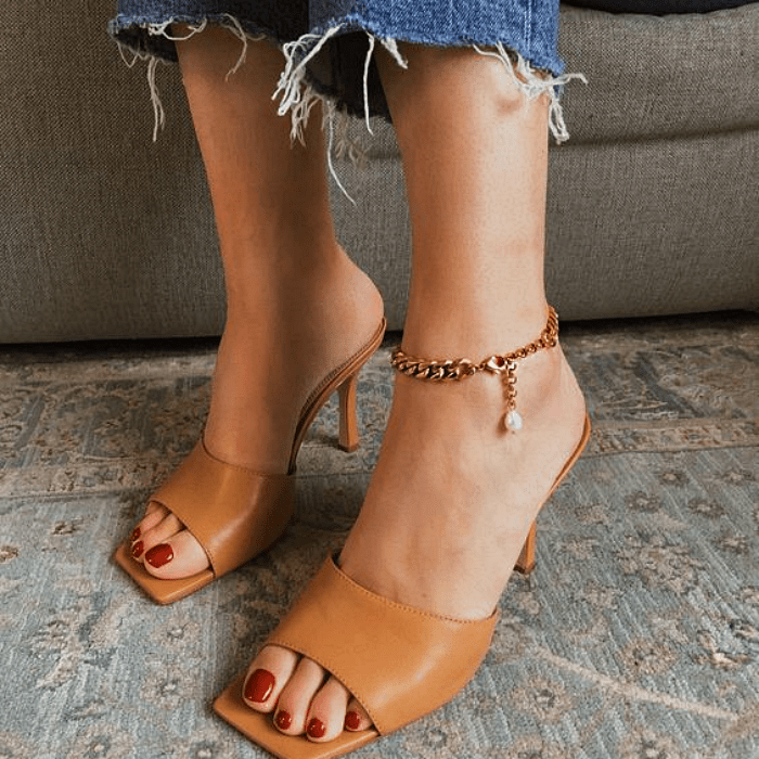 sandalias color naranja con punta cuadrada y tacón delgado