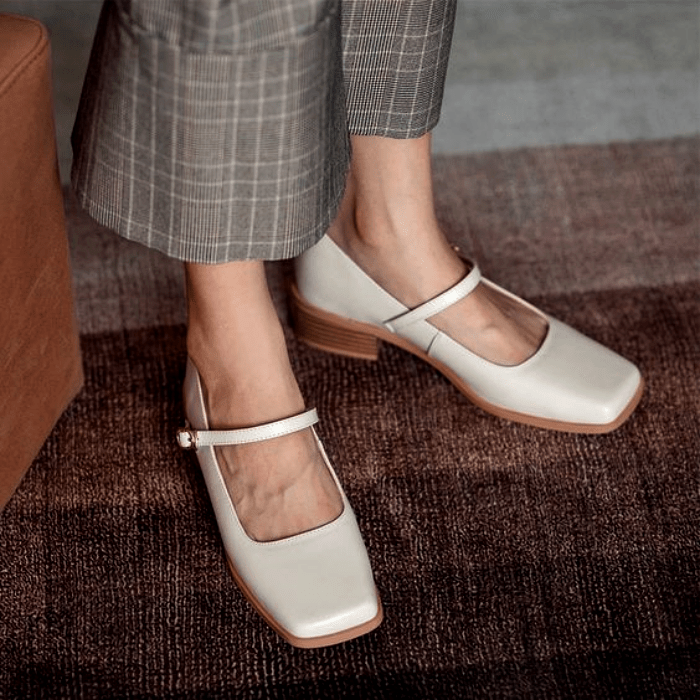 zapatos blancos de piso con punta cuadrada