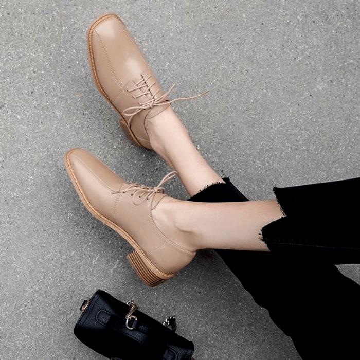 zapatos de metedera nude con punta cuadrada y lazo