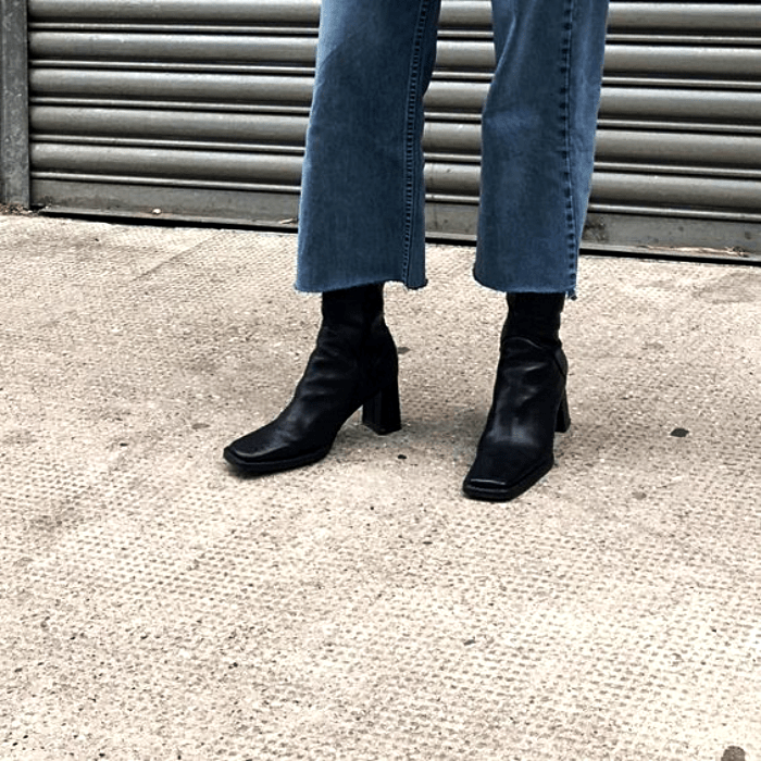 botas de cuero negras con punta cuadrada