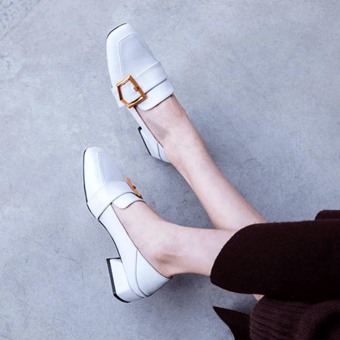 zapatos tipo loafers cerrados con hebilla dorada color blanco de punta cuadrada