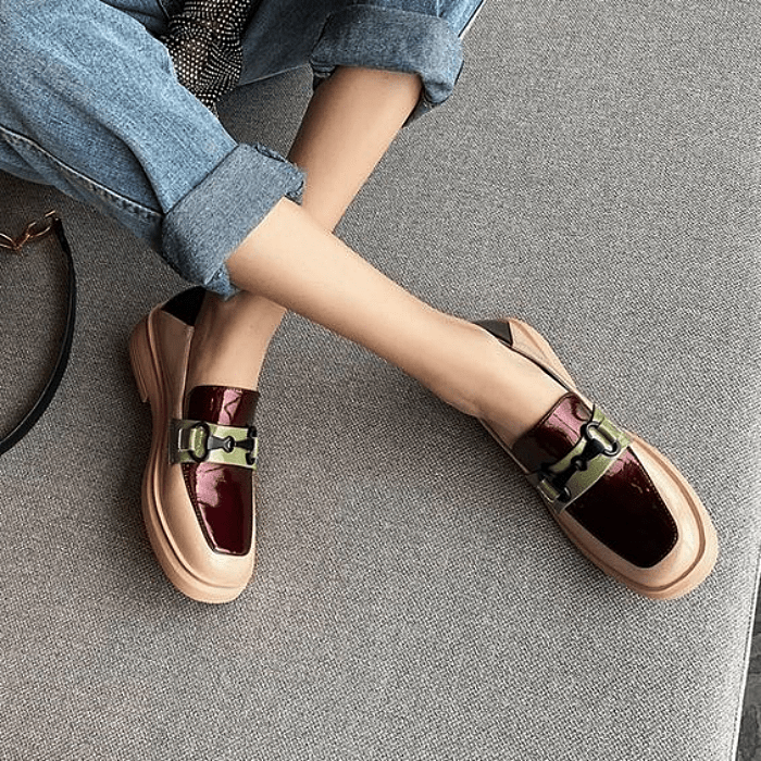 zapatos loafers de color nude con vistas en color vino con hebilla y punta cuadrada