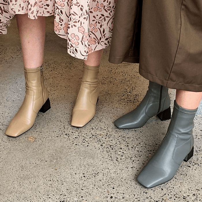 dos chicas con botas botines de piel color gris y nude con punta cuadrada