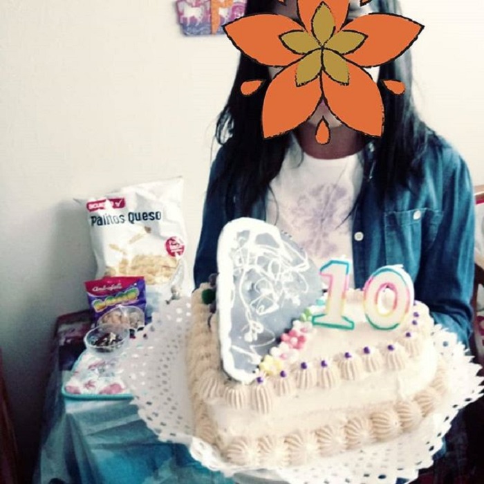Niña con pastel hecho y regalado por Mauricio