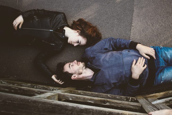 Pareja sobre el piso mirándose
