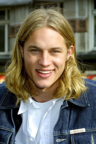 Travis Fimmel joven y con cabello largo