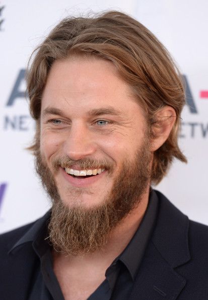 Travis Fimmel sonriendo