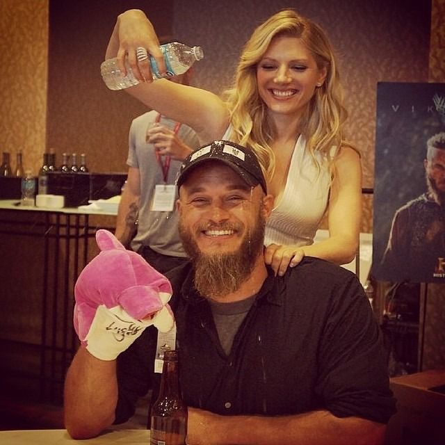 Travis Fimmel con Katheryn Winnick bromeando