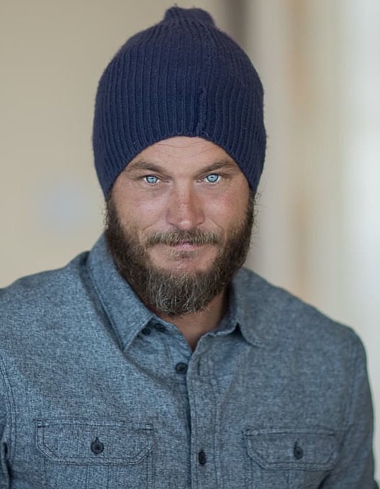 Travis Fimmel usando un gorrito azul marino