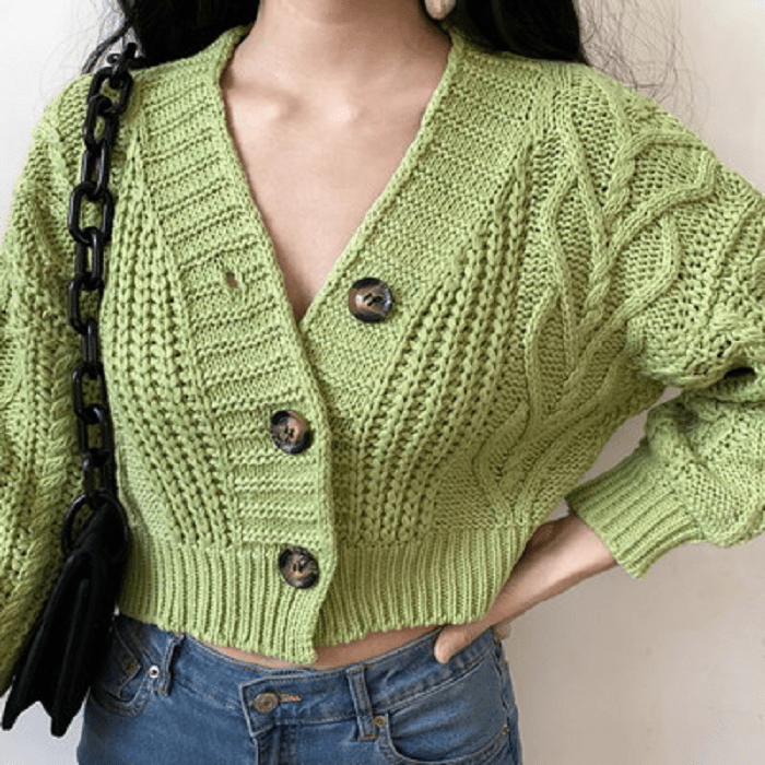 Chica usando blusa de botones color verde en escote V y manga larga