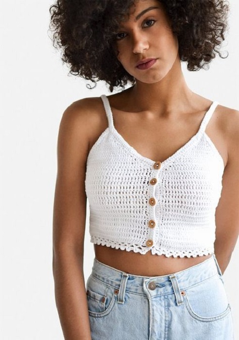 Chica usando jeans y blusa de botones color blanco de tirantes