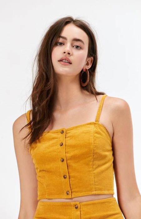 Chica usando conjunto color mostaza, de blusa de tirantes de botones
