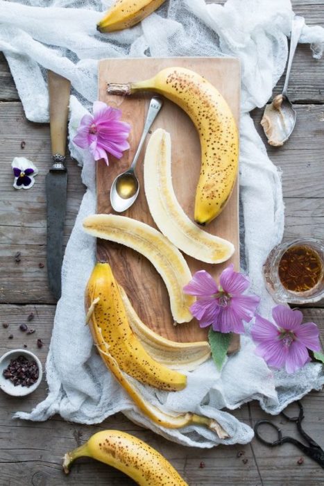 Plátano macho partido a la mitad para mascarilla facial 